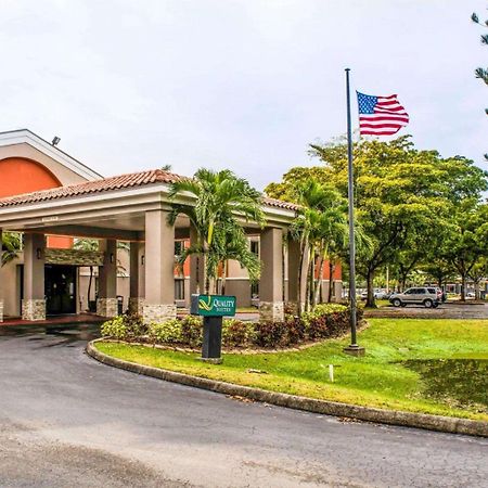 Quality Suites Fort Myers Airport I-75 מראה חיצוני תמונה