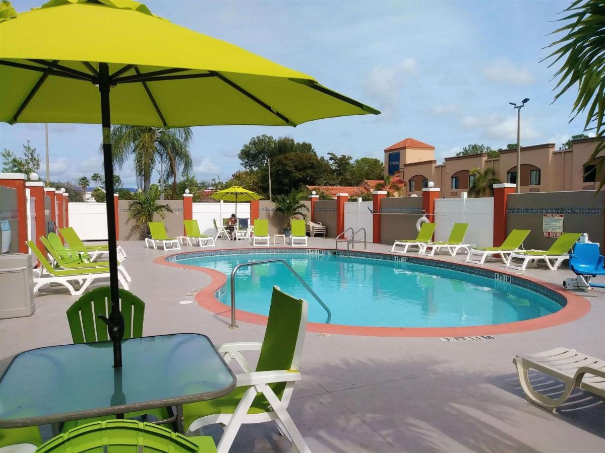 Quality Suites Fort Myers Airport I-75 מראה חיצוני תמונה