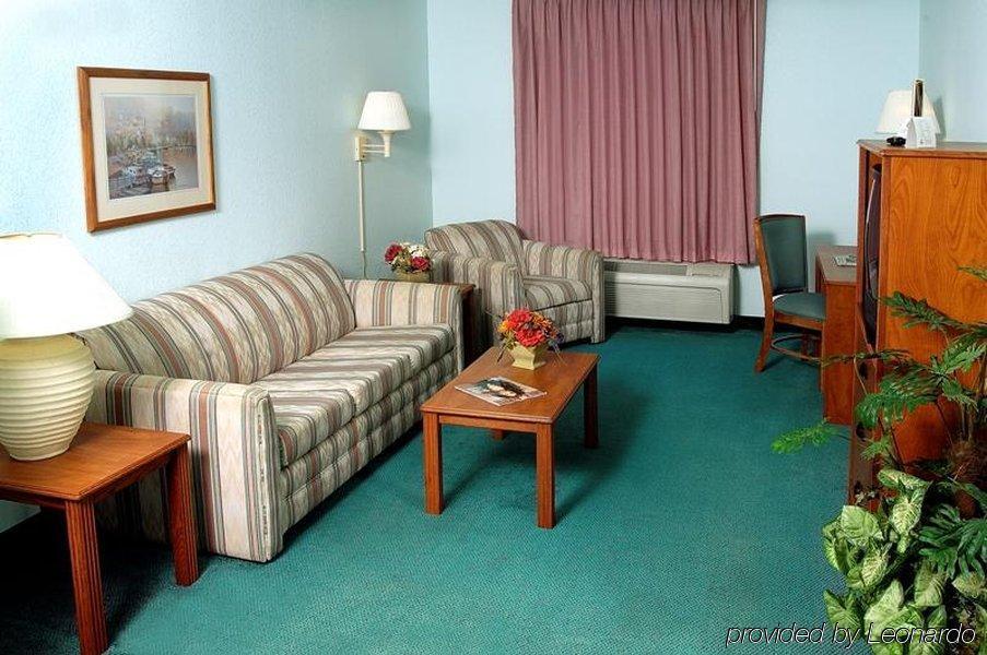 Quality Suites Fort Myers Airport I-75 מראה חיצוני תמונה